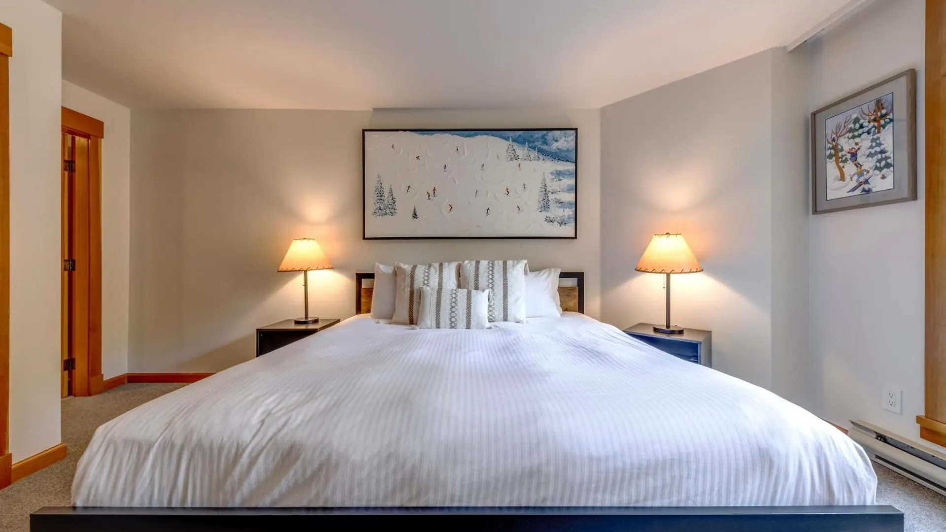 Apartment Woodrun 208 - Ski In Ski Out, Common Area Hot Tub & Pool, Fireplace Whistler