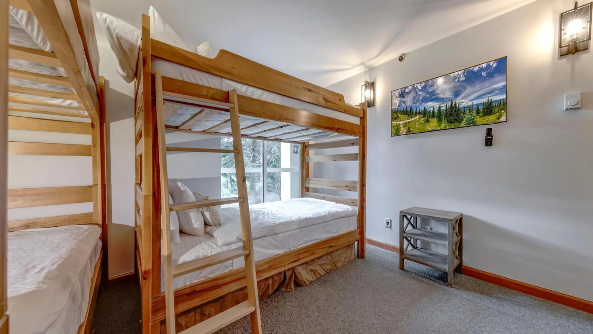 Woodrun 208 - Ski In Ski Out, Common Area Hot Tub & Pool, Fireplace Whistler 0*,  Canada