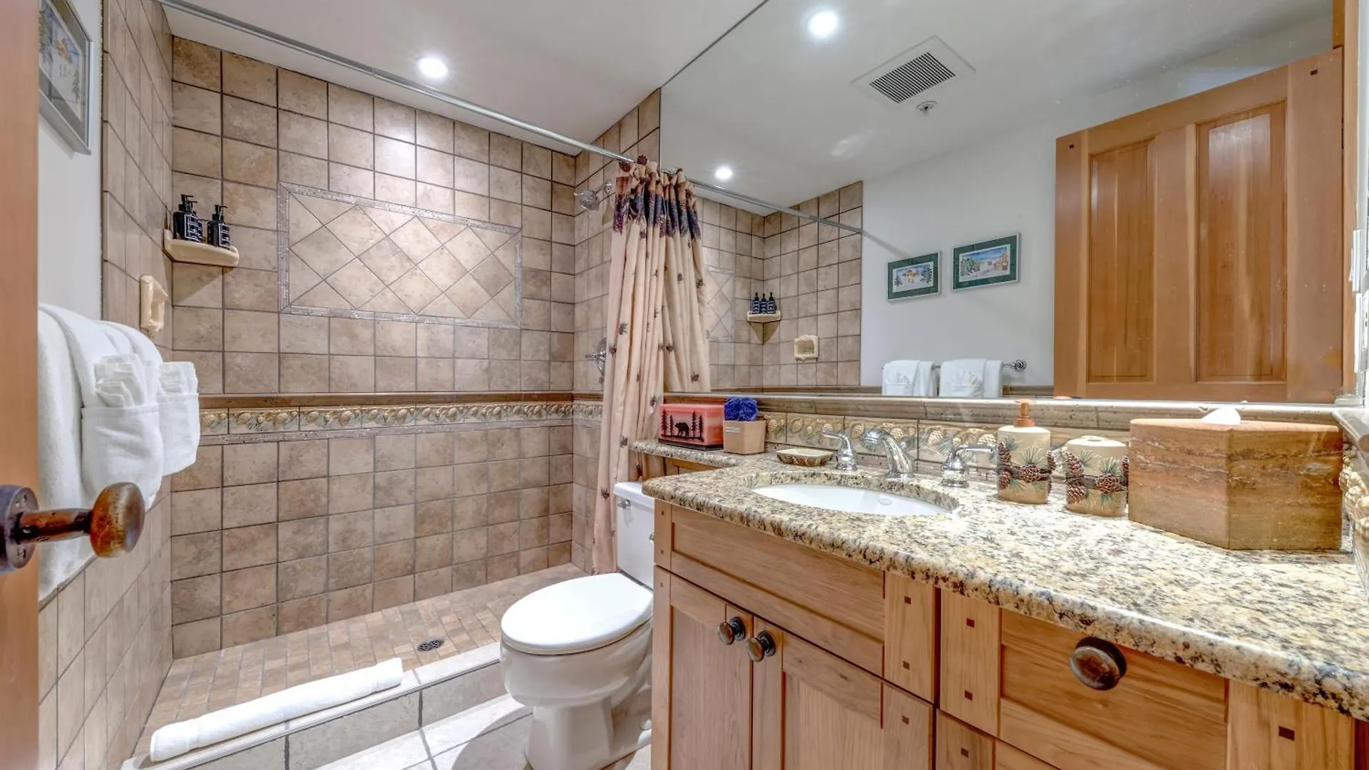 Apartment Woodrun 208 - Ski In Ski Out, Common Area Hot Tub & Pool, Fireplace Whistler