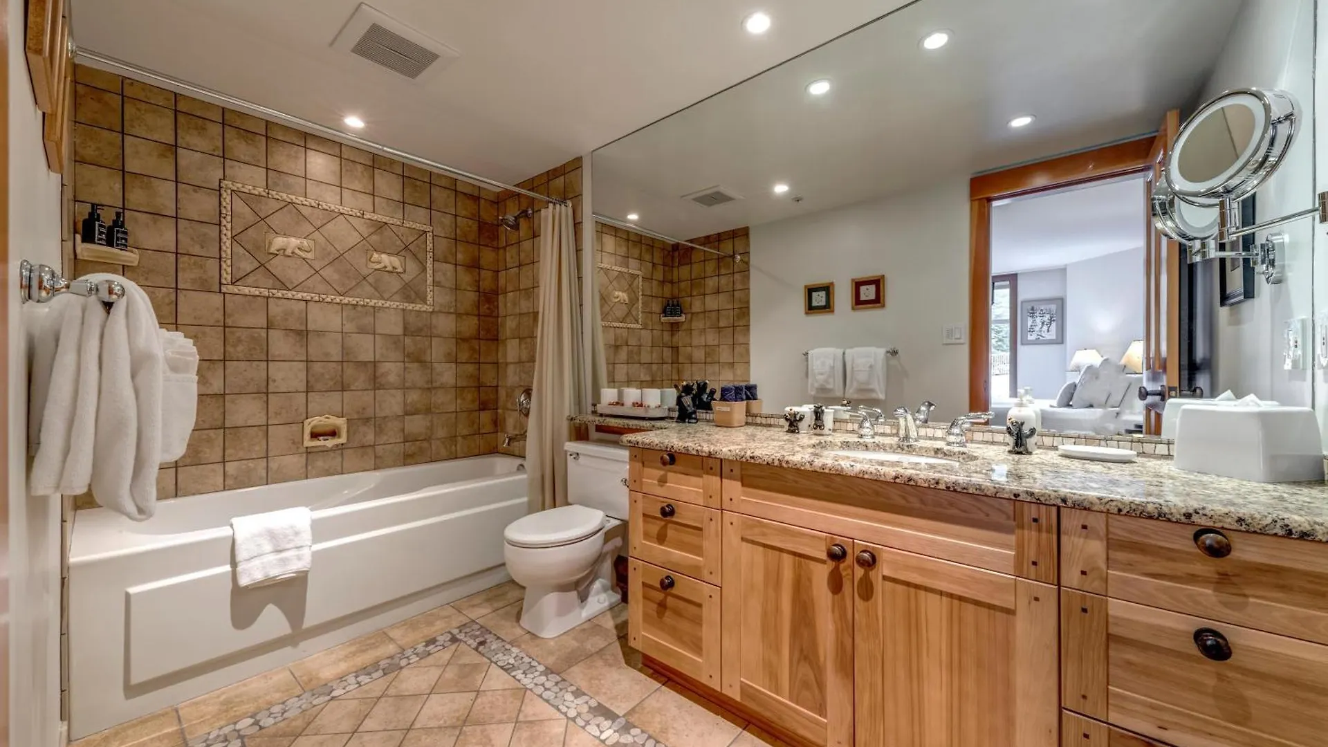 Woodrun 208 - Ski In Ski Out, Common Area Hot Tub & Pool, Fireplace Whistler