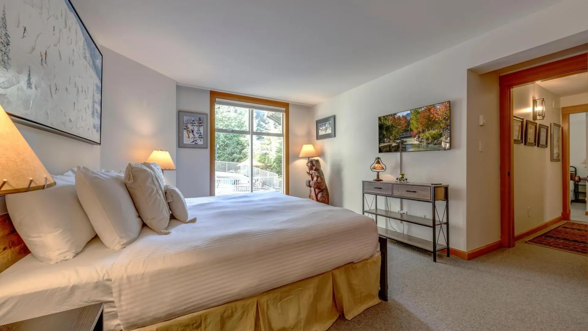 Apartment Woodrun 208 - Ski In Ski Out, Common Area Hot Tub & Pool, Fireplace Whistler Canada