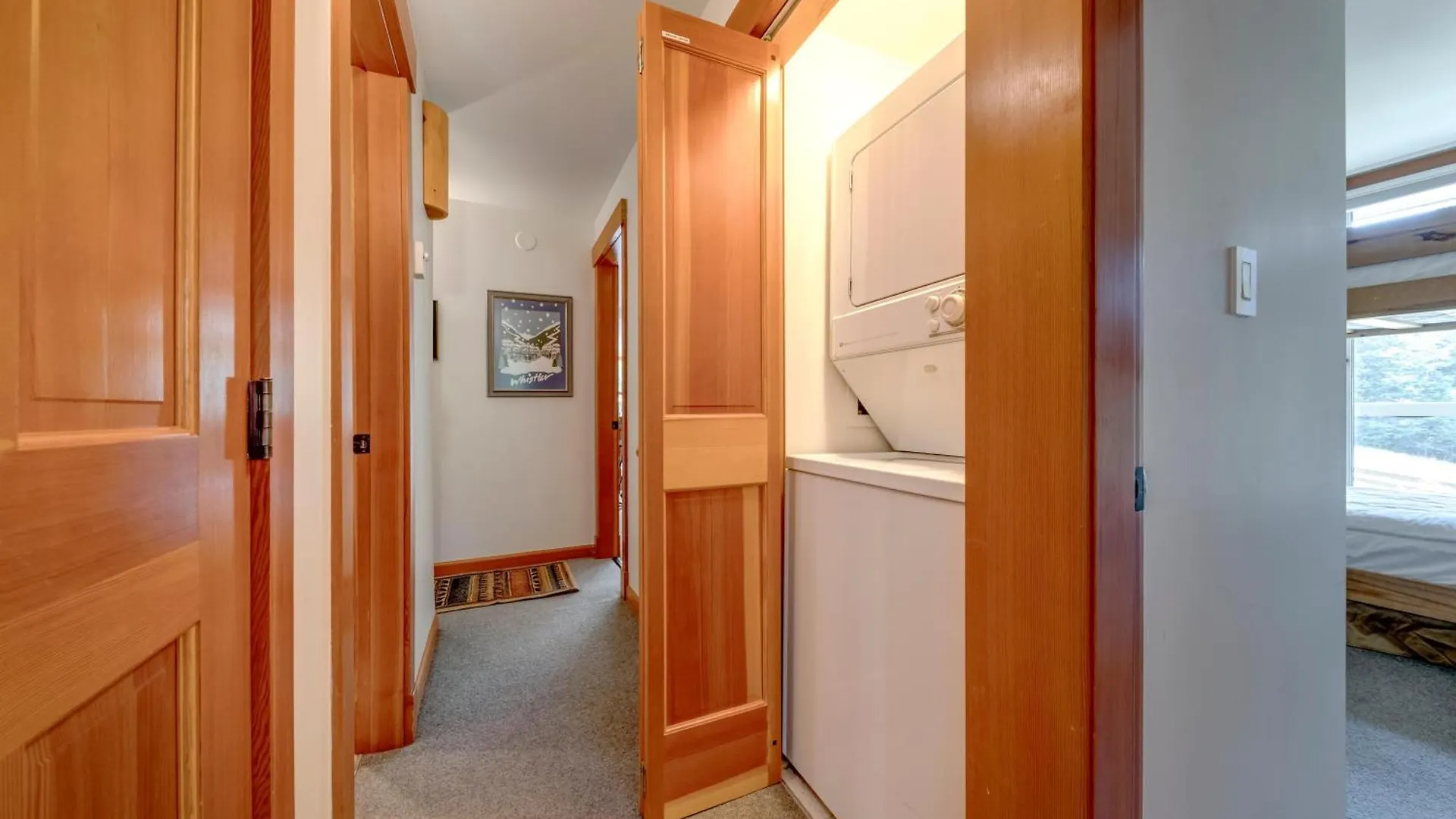 Apartment Woodrun 208 - Ski In Ski Out, Common Area Hot Tub & Pool, Fireplace Whistler