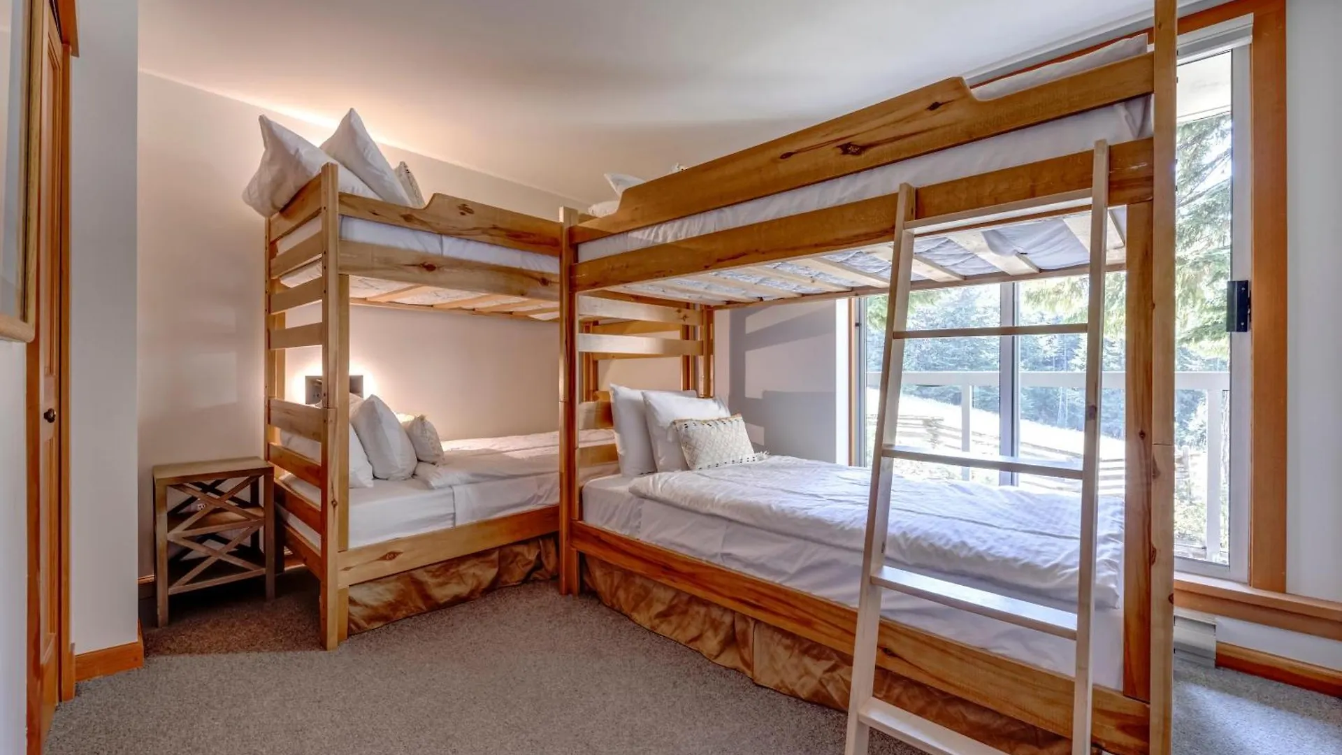 Apartment Woodrun 208 - Ski In Ski Out, Common Area Hot Tub & Pool, Fireplace Whistler