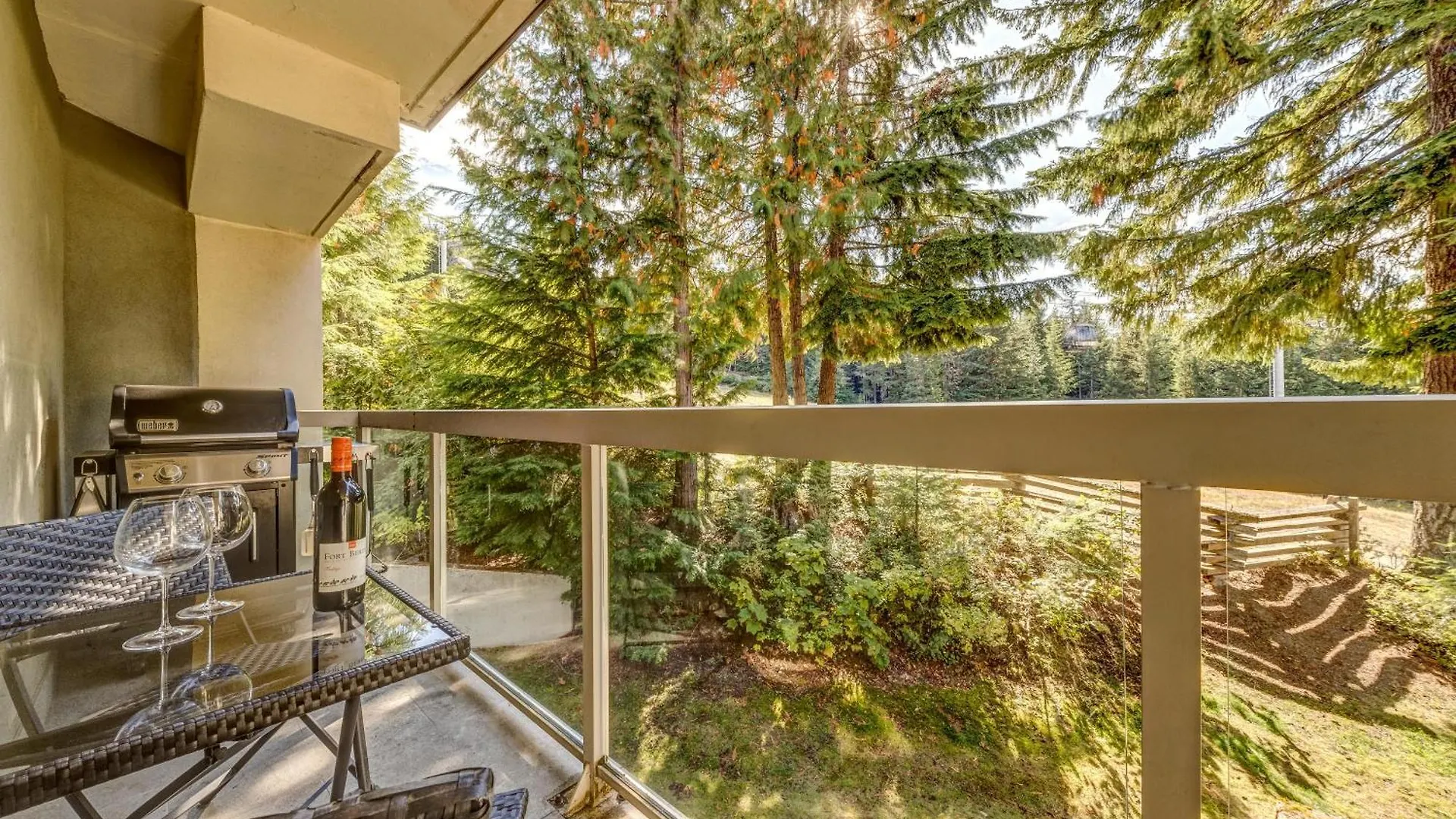 Apartment Woodrun 208 - Ski In Ski Out, Common Area Hot Tub & Pool, Fireplace Whistler