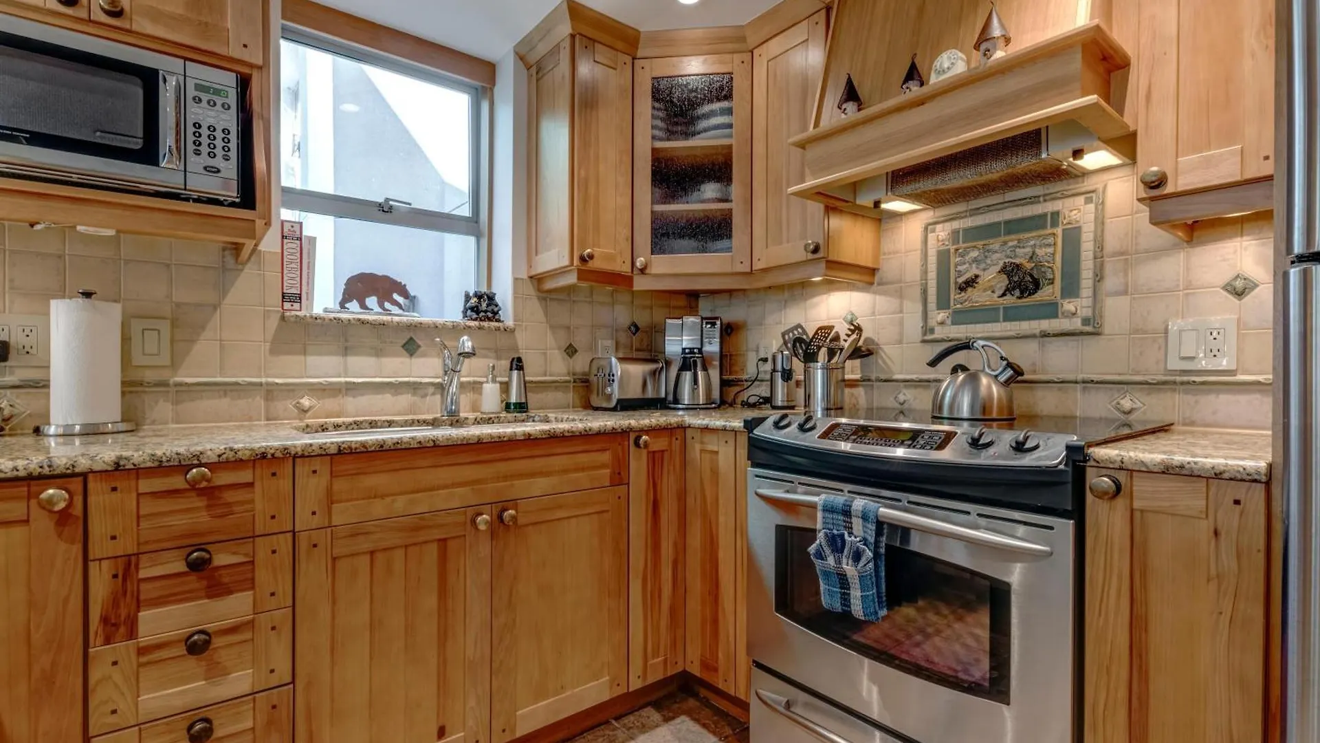 Woodrun 208 - Ski In Ski Out, Common Area Hot Tub & Pool, Fireplace Whistler