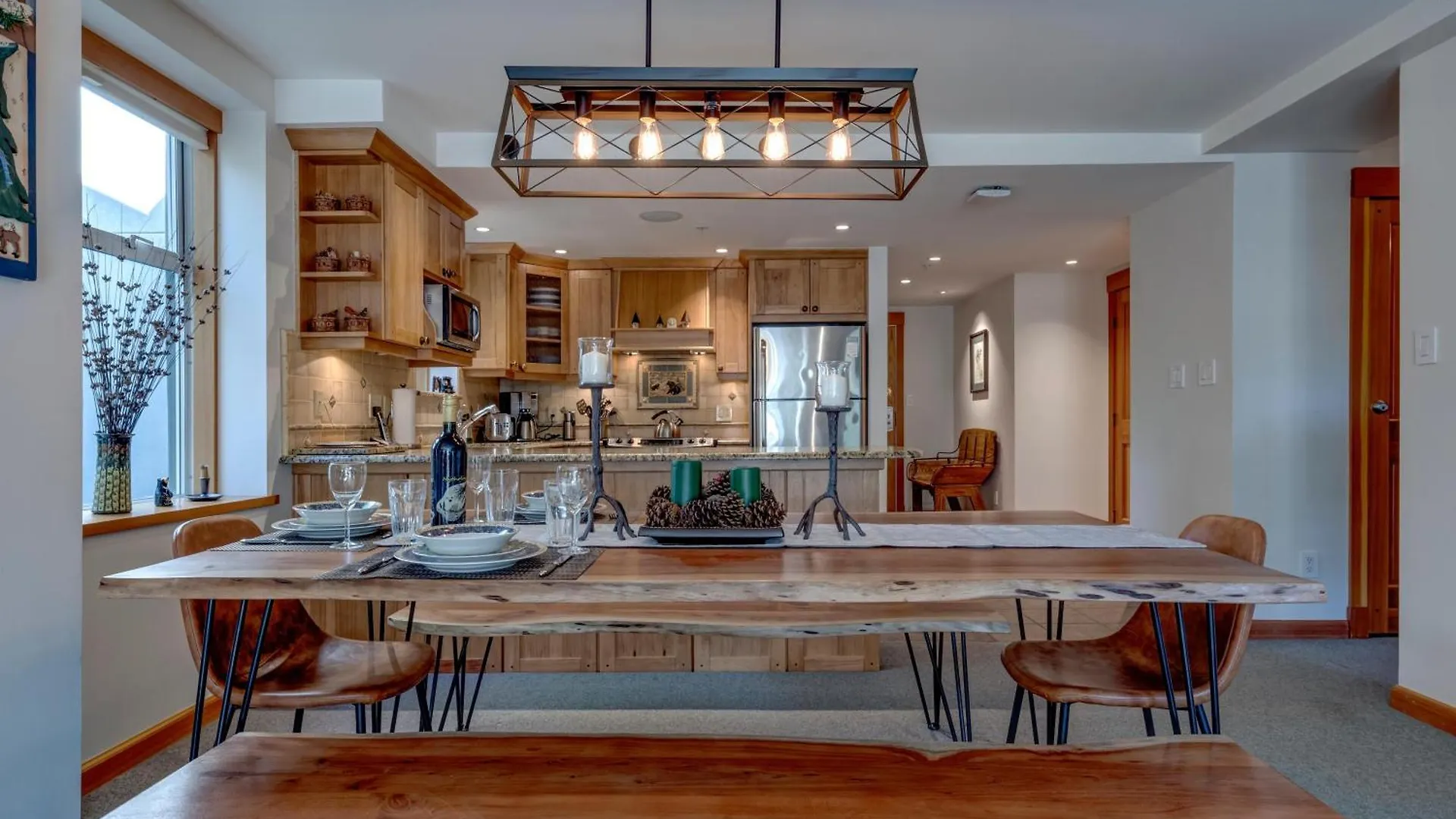 Woodrun 208 - Ski In Ski Out, Common Area Hot Tub & Pool, Fireplace Whistler Apartment
