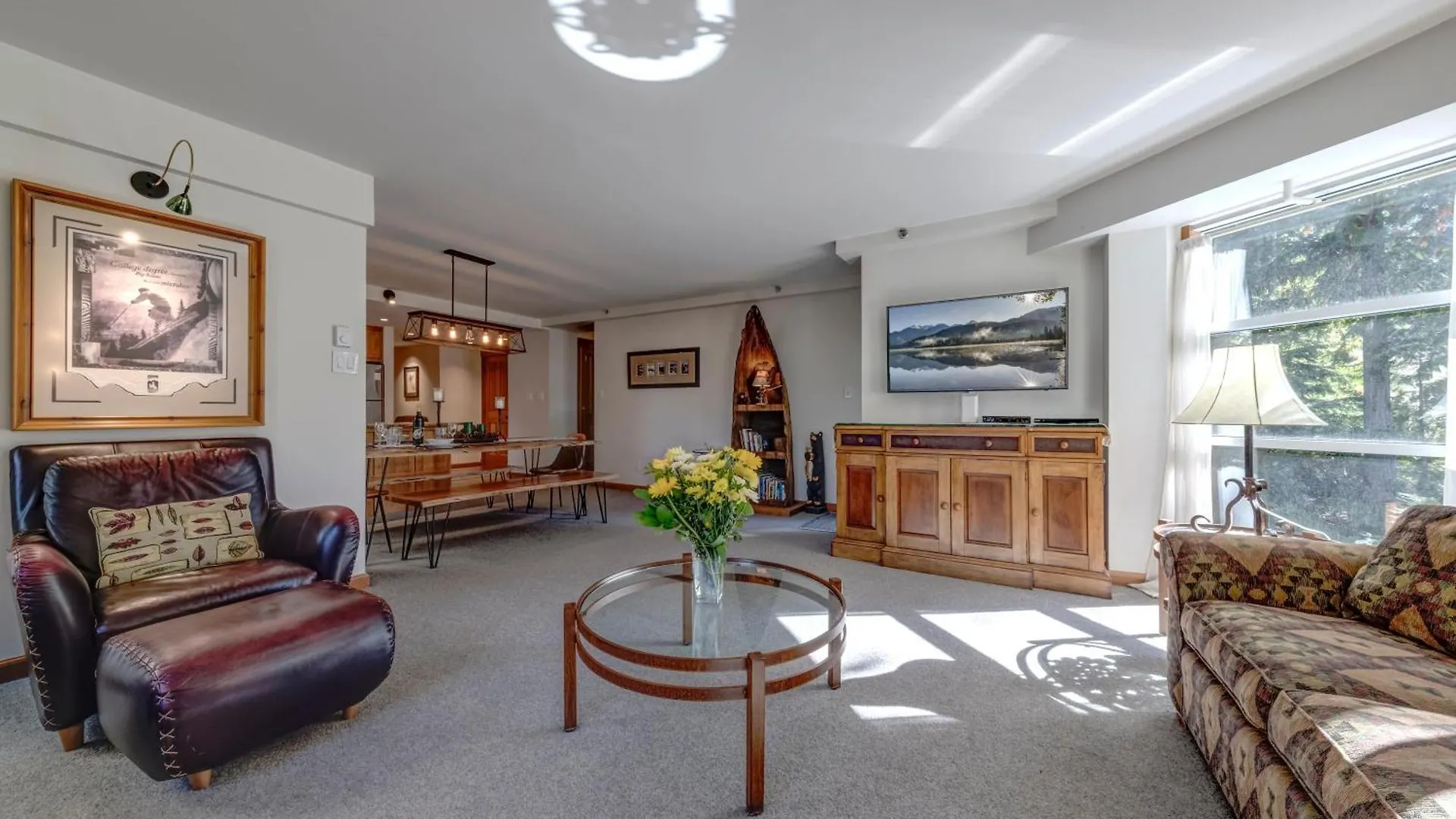 Apartment Woodrun 208 - Ski In Ski Out, Common Area Hot Tub & Pool, Fireplace Whistler Canada