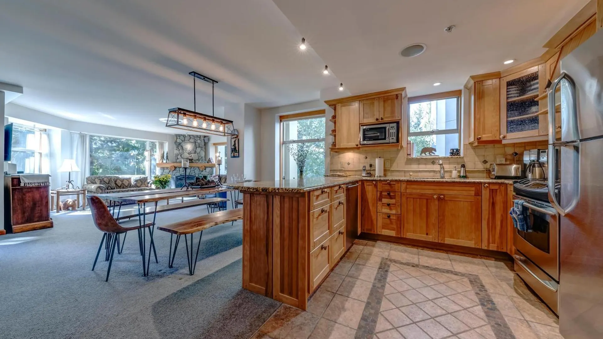 Apartment Woodrun 208 - Ski In Ski Out, Common Area Hot Tub & Pool, Fireplace Whistler