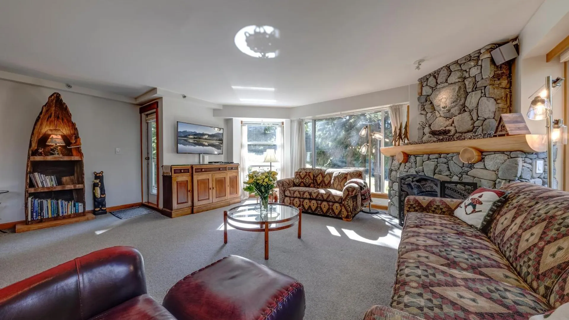 Woodrun 208 - Ski In Ski Out, Common Area Hot Tub & Pool, Fireplace Whistler 0*,  Canada