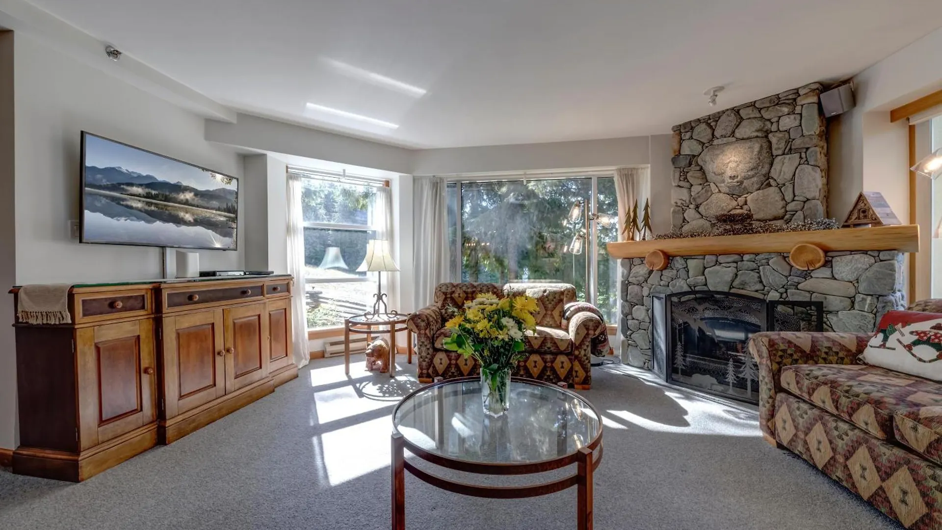 Woodrun 208 - Ski In Ski Out, Common Area Hot Tub & Pool, Fireplace Whistler